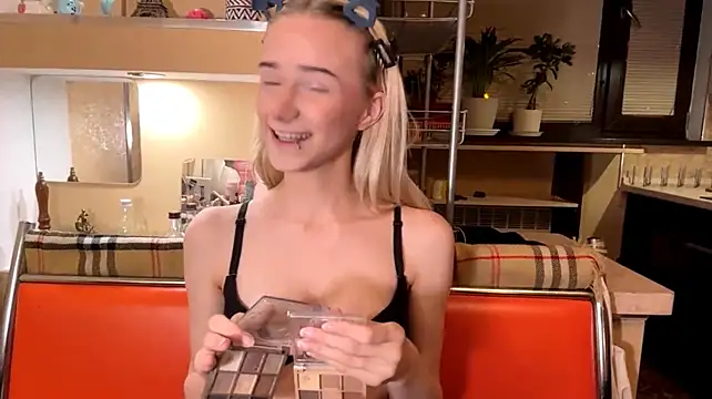 Blondilis élő XXX-chatje