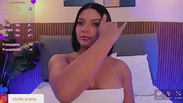 NicolleeEvanss - breasts closeup