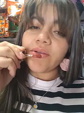 Ivy_enjoy - Girl oils my tits in public
