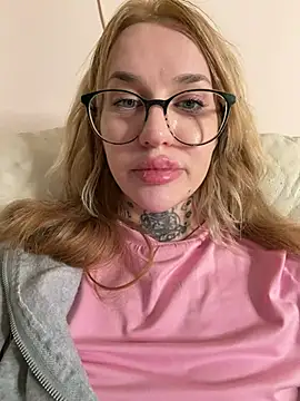 WowSarra - fuck pussy with dildo