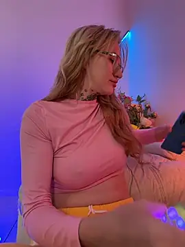 WowSarra - fuck pussy with dildo