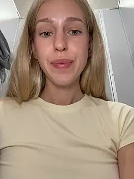 Kira_mia - fingering my pussy w 2 fingers outside