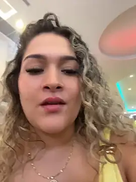 Sara_smiiith211 - oil on my breasts in public
