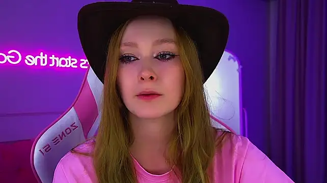 AgataFoxley Adlı Modelin Canlı XXX Sohbeti