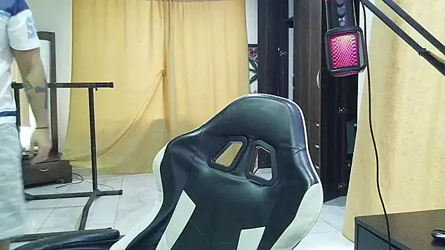 aronmiller404 现场XXX聊天