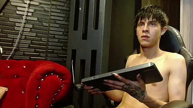 MikeHunteer's Live XXX Chat