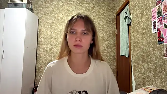 LilliaEhmen - lick my lips close to cam!
