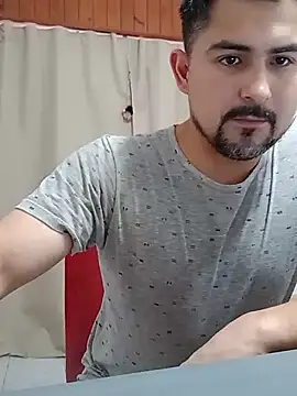 Bradd_32 Adlı Modelin Canlı XXX Sohbeti