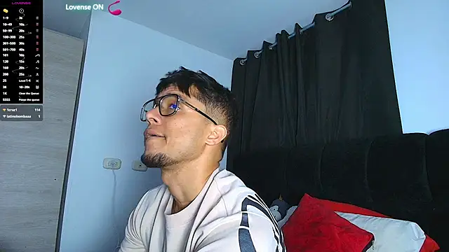 Chat XXX en directo de Roy-barney