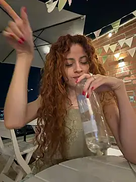 Alana15 - SNEAKY FINGERIN IN PUBLIC