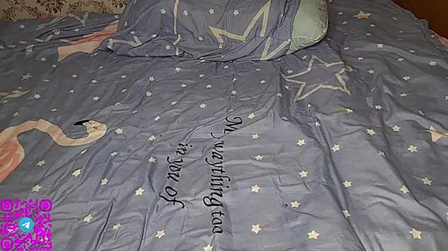 Smartemilia - take off my t-shirt and squezze tits