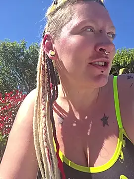 PinkTheHawk Adlı Modelin Canlı XXX Sohbeti