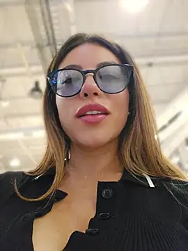 Karen_San_Miguel - Jacket off in mall + cum video 🥵