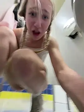 Lia-see-ya - Lift up top + squeeze Tities / WC 🫣🍬