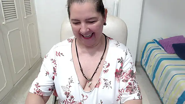 Leonela_69 - mommy is horny come play with me