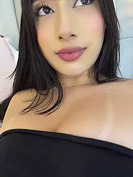 IvonneOwen - I put my fingers in and play with Domi