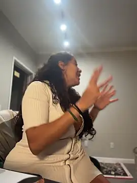 Bigbuttbrooklynn - Shhhh I got people over lol