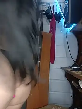 Bigtiti01 élő XXX-chatje