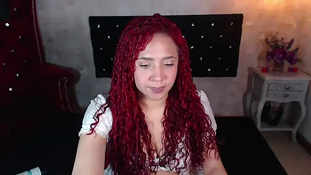 IsabelaLatina - tits out and squeeze