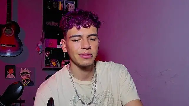 MikeyKuro XXX чат на живо