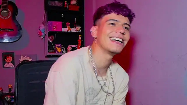 MikeyKuro Chat XXX in diretta