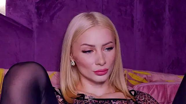 Chat +18 de AngieShae ao vivo