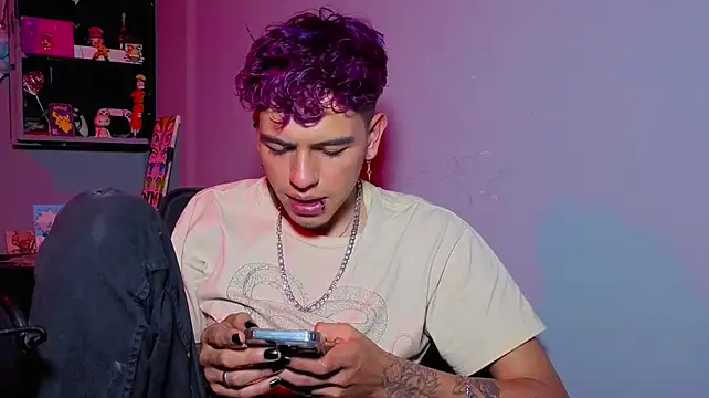 MikeyKuro Chat XXX in diretta