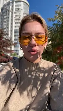 KikiWatson - Show boobs in public 😍🙈