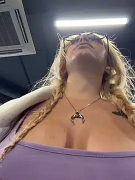 Elfi_InPublic - Spy under pants+pinch clit in gym