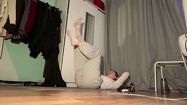 EhtelAngelbeck - to wiggle one's feet