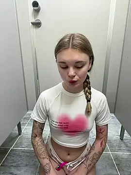-MiaKitty - Lift up T-shirt + squeeze Tits hard😳🍒