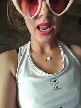 Frenchgirl - Je tombe le haut🍒