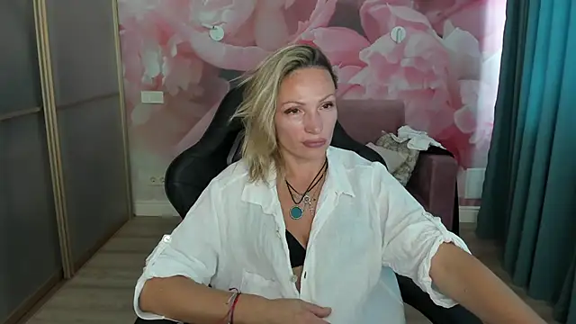 AlinaMoor - I'll play with the pussy