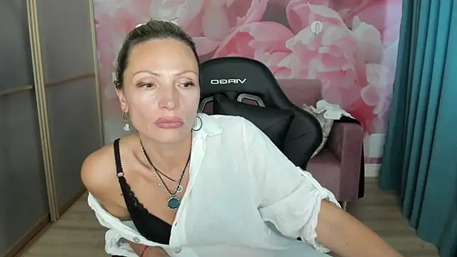 XXX chat uživo modela AlinaMoor