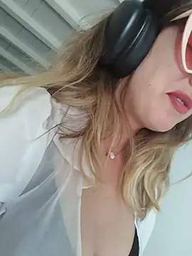Frenchgirl - Je tombe le haut🍒