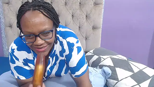 BustyMomo's Live XXX Chat