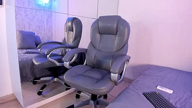 XXX chat uživo modela Simon_Axe