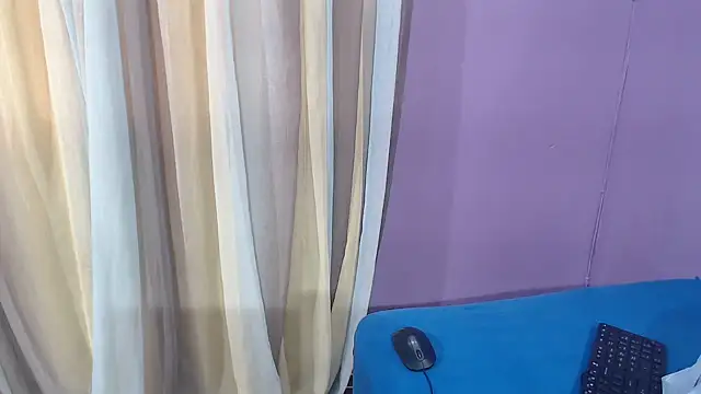 BustyMomo live XXX chat
