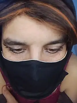 Banouti_23 élő XXX-chatje