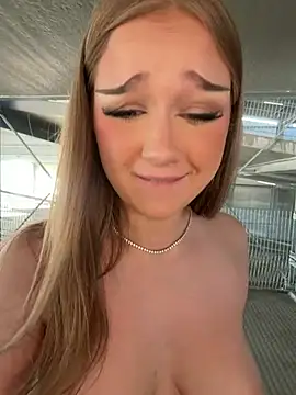 Hannah-2007 - Pussy play (strangers around)😱😬😰