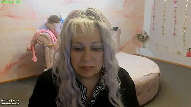 Penelope_Pinky - White drops on my lips🥰
