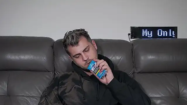 XXX chat uživo modela CrazyDom1