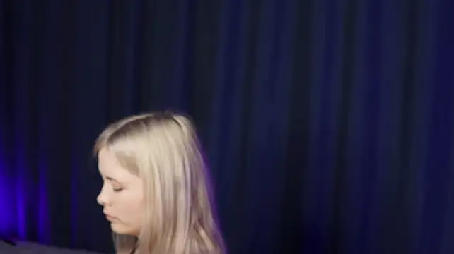 Luvmyblond - Lick lips close up