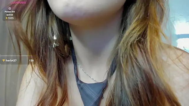 Alis_tauber - show feet + play with toes