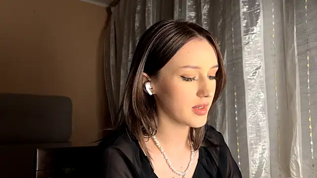 ShannanWohlers - teasing you with my collarbone <3