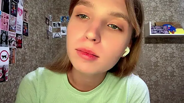 LilliaEhmen - lick my lips close to cam