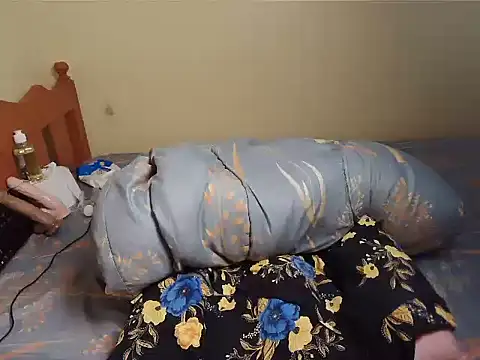 Pearl_petite - squirt with pants on