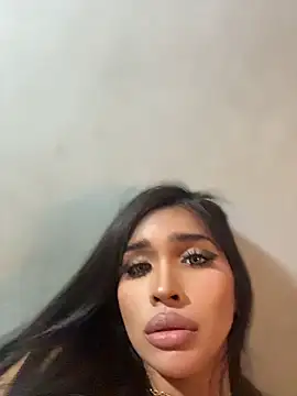 PrettyYoungHugeCockTS Adlı Modelin Canlı XXX Sohbeti