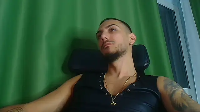 AndrewBanner Adlı Modelin Canlı XXX Sohbeti