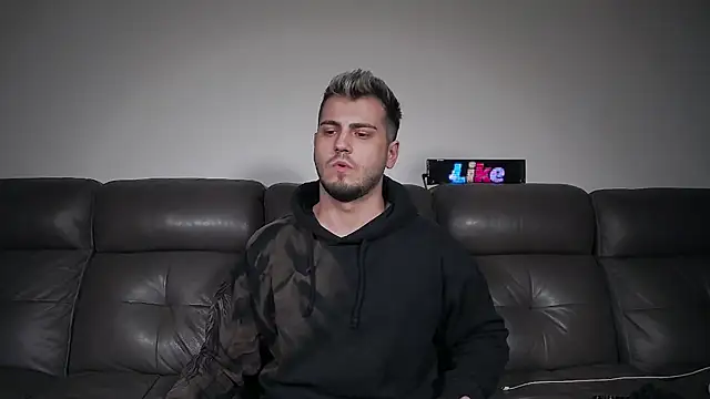 CrazyDom1 Adlı Modelin Canlı XXX Sohbeti